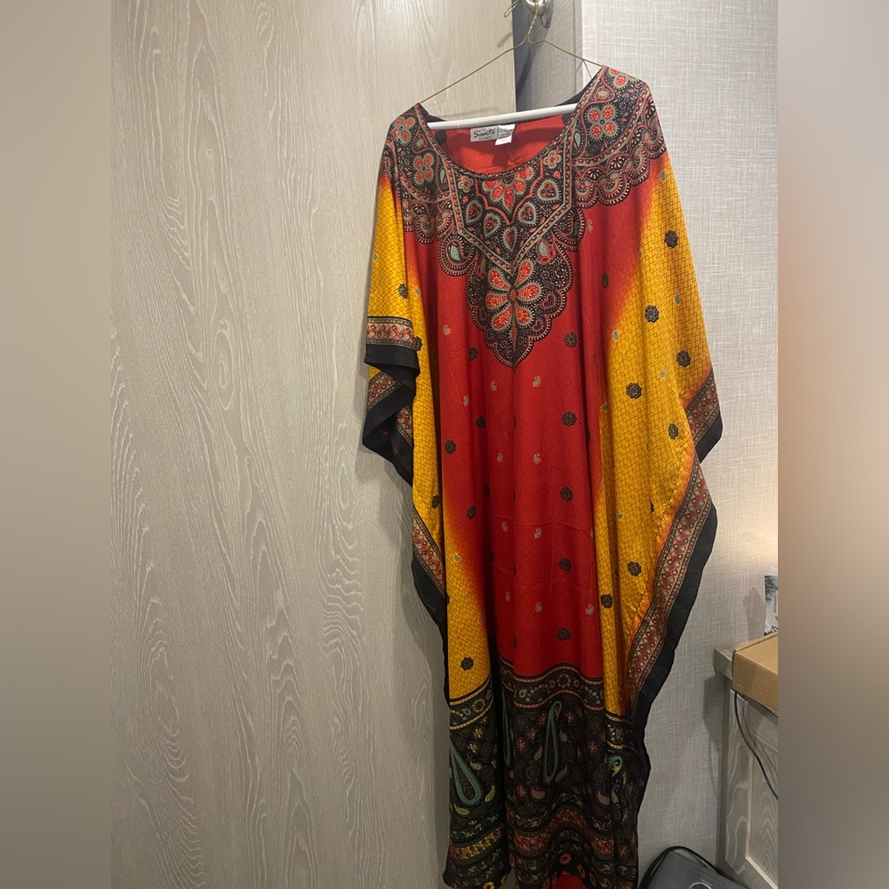 Sante’ one size kimono in rusty red, gold and black with beautiful borders!